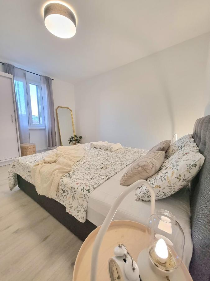 Un Ami Apartment Pula Bagian luar foto