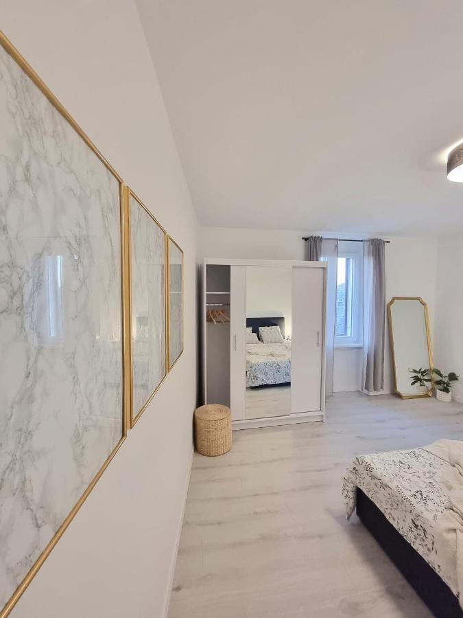 Un Ami Apartment Pula Bagian luar foto